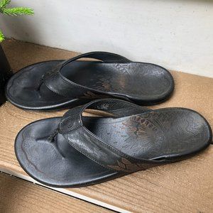 OLUKAI Men's Kulia Flip Flop - Black / Black Color